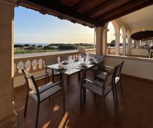 "Es Vell Marí" Casa en primera línea con vistas al mar, parking privado y WiFi