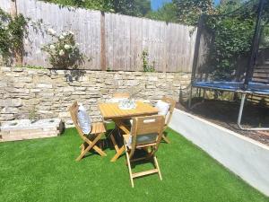 South Coast Seaside Holiday Home -3 BED-GF-Sleeps 8-Free Parking-Walk to Beach-Private Garden- Families-Professional Groups-Contractors WELCOME