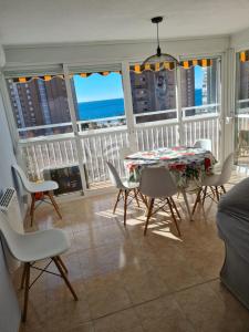 Gran terraza con vistas al mar y piscina