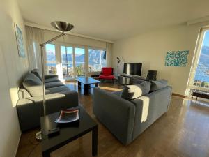 Lichtdurchflutete Ferienwohnung mit Panorama-Sicht und SchwimmbadSauna