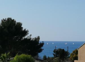 Sanary les gorguettes, studio avec terrasse vue mer, à 10 min à pieds de la plage