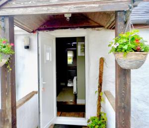 Stunning ANNEXE 1 luxury bedroom, eating area & bathroom only!