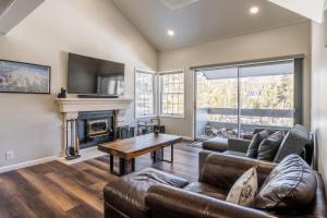 Ski in Ski Out 3 Bedrm 3 Bathrm fully remodeled Sierra Megeve Condo Steps to Canyon Lodge Sleeps 8 - 3hvězdičkové hotely ve městě Mammoth Lakes