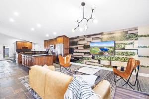 The Scott with Heated Pool by HomeSlice Stays