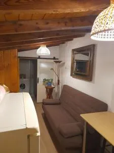 Habitación rústica independiente con todas las comodidades, sofacama y ventilador - Pollos