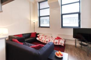 Lace Market Apartments - City Centre - 4 Beds Apartment with 2 Bathrooms and full Kitchen in George Street - close to Victoria Centre Shopping Centre and the Mercure Hotel - Outdoor Parking for Cars or Vans at five pounds a day