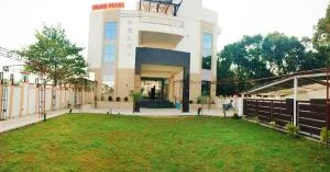 Grand pearl Hotel & Banquet - Sītāpur