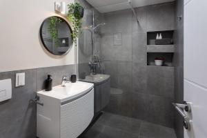 Stylish Urban Oasis - Design 2BR Apartment with Parking