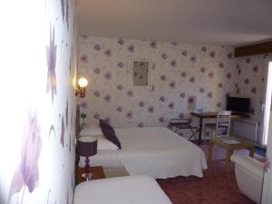 Hotels Hotel A La Renommee : Chambre Triple Économique