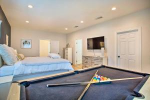 4 Mi to Dtwn Dallas Home with Fire Pit and Gazebo