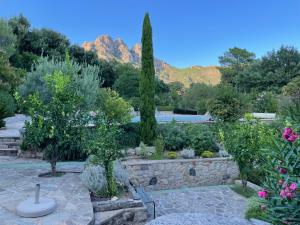 Villa avec piscine dans un village - superbe vue montagne -5 minutes de la plage