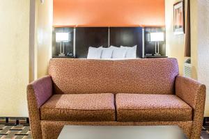 King Suite - Non-Smoking room in Quality Inn Dunmore – Scranton