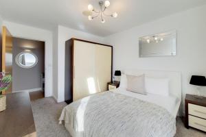 Deluxe three bedroom Apartment by London ExCeL Stays