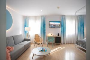 Deluxe Triple Room room in Hotel Prisma Barcelona