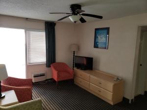Deluxe Queen Suite room in Econo Lodge Virginia Beach