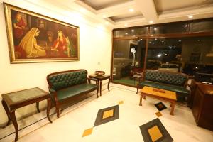 Hotel Ambica Palace AIIMS New Delhi - Couple Friendly Local ID Accepted