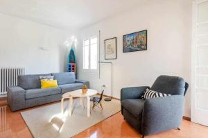 New top floor apt with a lot of light & air-con