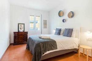 New top floor apt with a lot of light & air-con