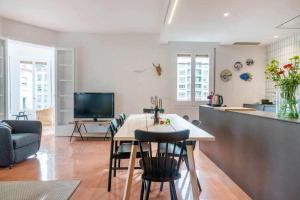 New top floor apt with a lot of light & air-con