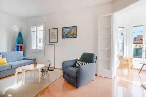 New top floor apt with a lot of light & air-con