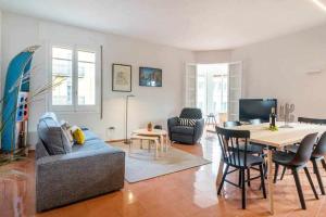 New top floor apt with a lot of light & air-con