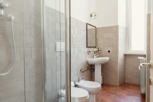 Habitación con cama grande