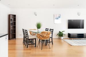 Riverside Two Bedroom Apartment in Canary Wharf