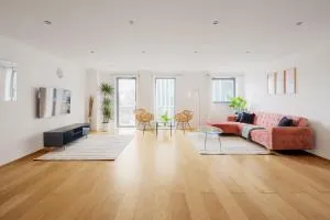 Riverside Two Bedroom Apartment in Canary Wharf - London