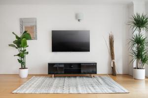 Riverside Two Bedroom Apartment in Canary Wharf