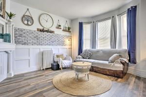 Chic Newark Escape with Balcony Less Than 14 Mi to NYC!