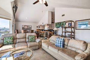 Sea Isle Galveston Getaway Less Than 1 Mile to Beach!