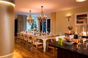 Herons House Sleeps 12, heated Pool, hot tub, sauna, games room 5 Star!