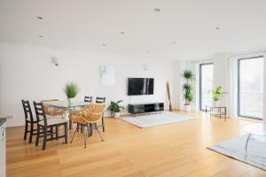 Riverside Two Bedroom Apartment in Canary Wharf