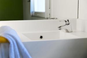 Hotels hotelF1 Orange Centre Echangeur A7 A9 : photos des chambres