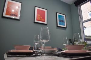 Central Stays - Luxury 3 Bedroom House in Central Chester SLEEPS 6