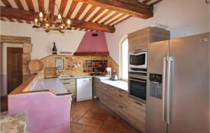 Maisons de vacances Beautiful Home In Apt With 4 Bedrooms, Wifi And Outdoor Swimming Pool : photos des chambres