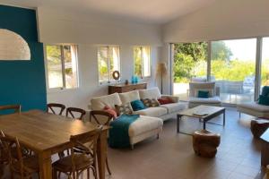 Villas Villa 180 m2 vue Mer Piscine Climatisee Grand jardin 5000 m2 cloture Calme : photos des chambres