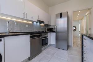 Glamorous Lisbon 2BDR Apartment by LovelyStay