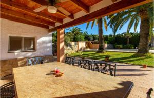 Stunning Apartment In Los Cerezos