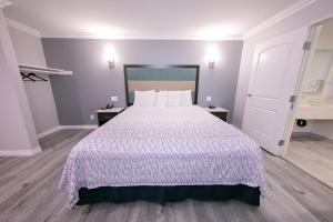 King Room - Non-Smoking room in Travelodge Inn & Suites by Wyndham West Covina