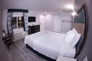 Queen Room - Non-Smoking room in Travelodge Inn & Suites by Wyndham West Covina