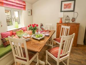 1 Bridge End & Garden