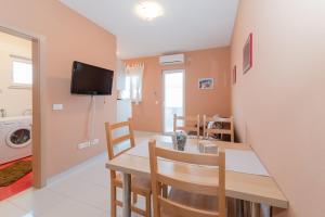 Apartments Maestral 70m from the beach - by TA Leut Agency