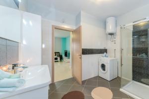Apartments Maestral 70m from the beach - by TA Leut Agency