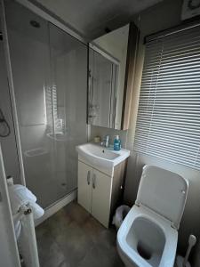 Hazel Oaks, Beautiful Lodge with Hot Tub - Sleeps 6 - Felmoor Park