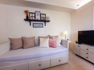 1 BR Cozy Farmhouse-Style Condo with Balcony & Taal View at Wind Residences