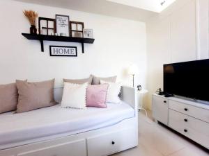1 BR Cozy Farmhouse-Style Condo with Balcony & Taal View at Wind Residences