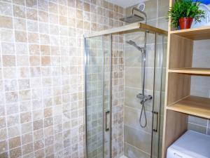 Apartment Les Cascadelles-10 by Interhome