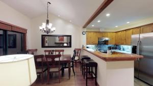 3BR in The Woods, Private Hot Tub, Wood Burning Fireplace, King Ensuite, Private Garage