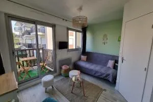 Studio In Front Of Marcel Proust Promenade - 梅尔维尔弗朗瑟维尔普拉格